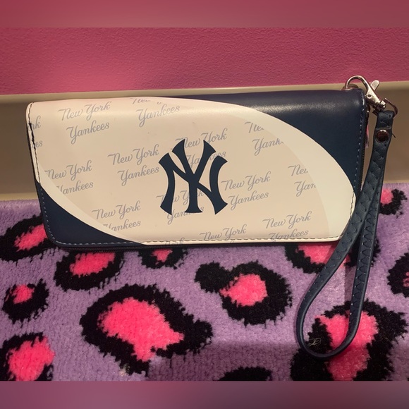 New York Yankees Curve Zip Organizer Ladies Wallet/Wristlet - Picture 1 of 7